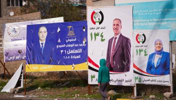 مولت أحزاب وقوى عراقية حملتها الانتخابية من خلال سيطرتها على الوزارات (إسماعيل عدنان يعقوب/الأناضول)