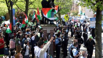 طلاب يتظاهرون دعماً لفلسطين في جامعة ديبول لينكولن بارك في شيكاغو 5/ 5/ 2024 (فرانس برس)